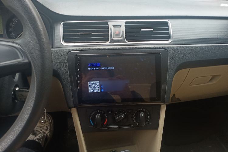 Used Skoda Rapid 2015 1.6L Automatic Smart Selection Model Center Console