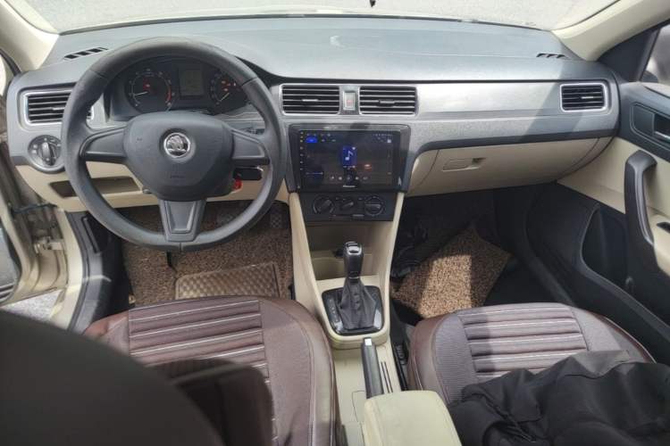 Used Skoda Rapid 2015 1.6L Automatic Smart Selection Model Center Console