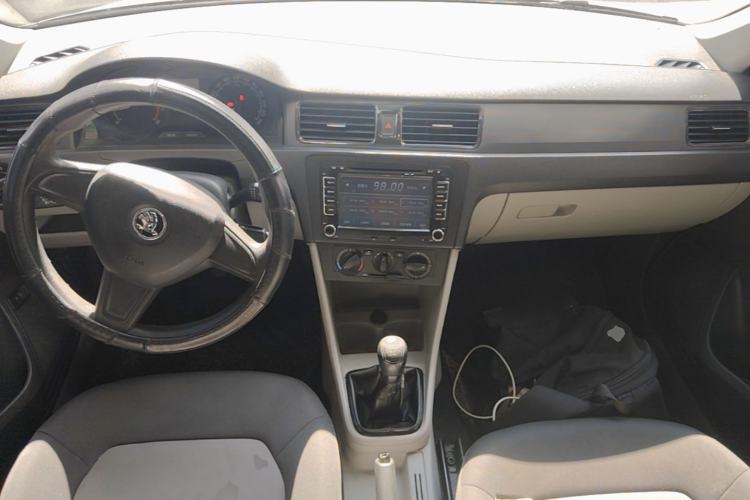 Used Skoda Rapid 2015 1.6L Manual Le Xuan Model Center Console