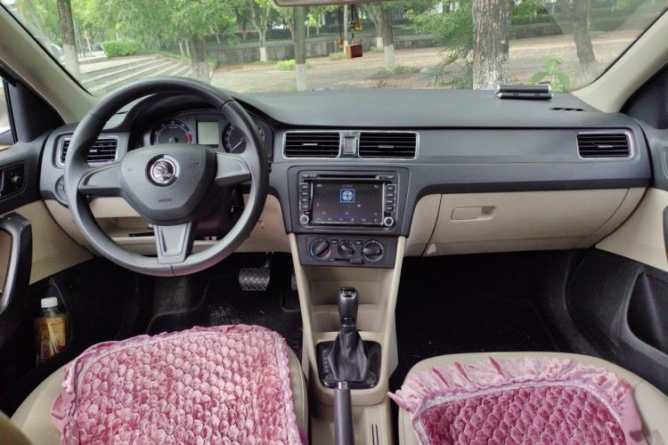 Used Skoda Rapid 2015 1.6L Automatic Smart Selection Model Center Console