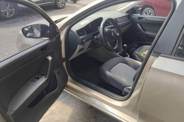 Used Skoda Rapid 2015 1.6L Manual Le Xuan Model Driver Seat