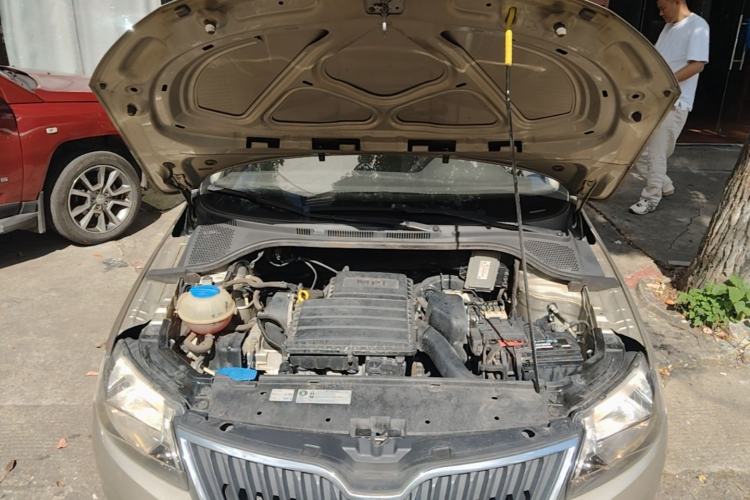 Used Skoda Rapid 2015 1.6L Manual Le Xuan Model Engine Bay