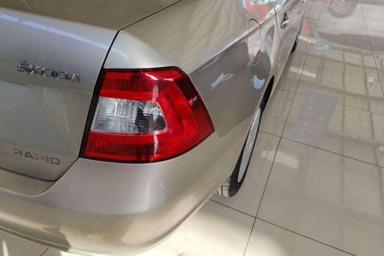 Used Skoda Rapid 2015 1.6L Automatic Smart Selection Model Exterior 3