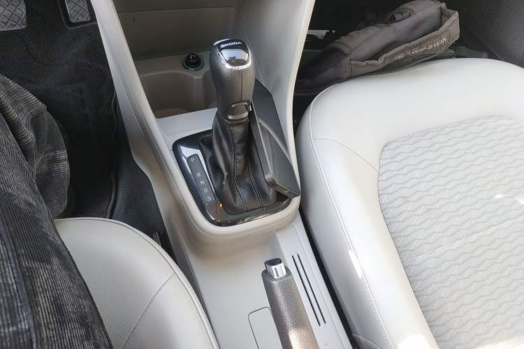 Used Skoda Rapid 2015 1.6L Automatic Smart Selection Model Gear Lever