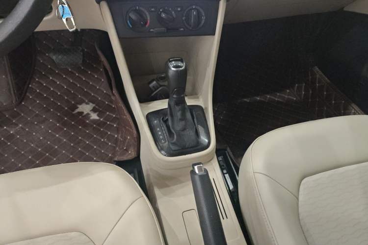 Used Skoda Rapid 2015 1.6L Automatic Smart Selection Model Gear Lever