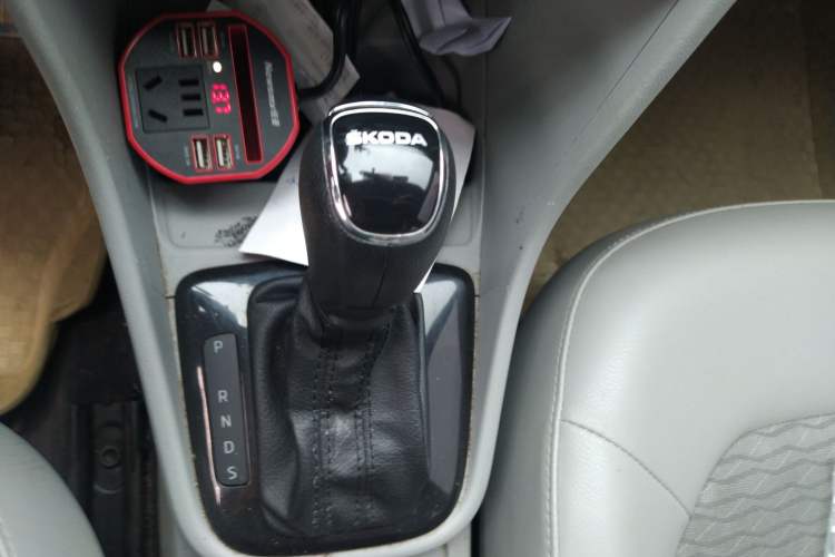 Used Skoda Rapid 2015 1.6L Automatic Smart Selection Model Gear Lever
