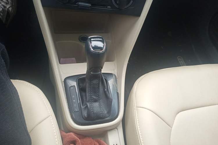 Used Skoda Rapid 2015 1.6L Automatic Smart Selection Model Gear Lever