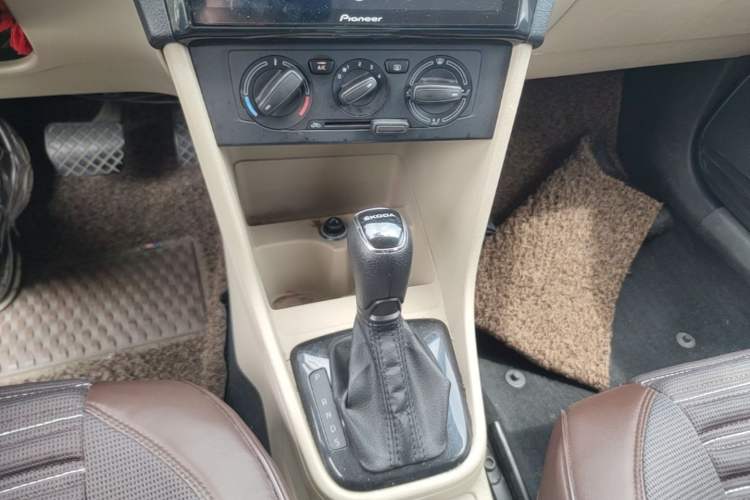 Used Skoda Rapid 2015 1.6L Automatic Smart Selection Model Gear Lever