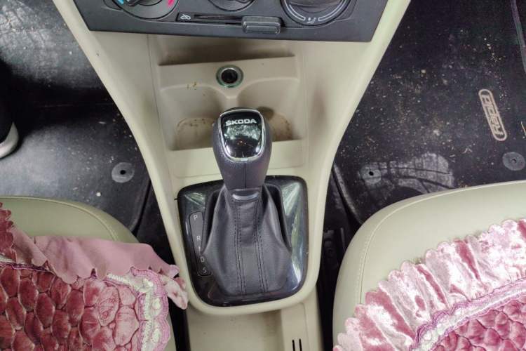 Used Skoda Rapid 2015 1.6L Automatic Smart Selection Model Gear Lever