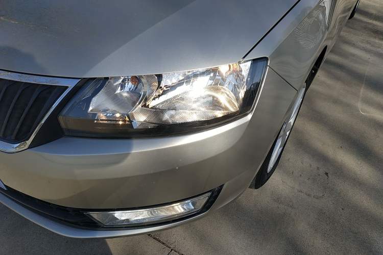 Used Skoda Rapid 2015 1.6L Automatic Smart Selection Model Left Front Headlight