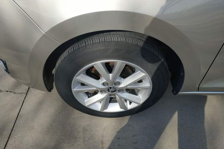 Used Skoda Rapid 2015 1.6L Automatic Smart Selection Model Left Front Wheel Hub