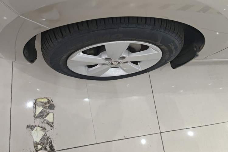 Used Skoda Rapid 2015 1.6L Automatic Smart Selection Model Left Front Wheel Hub