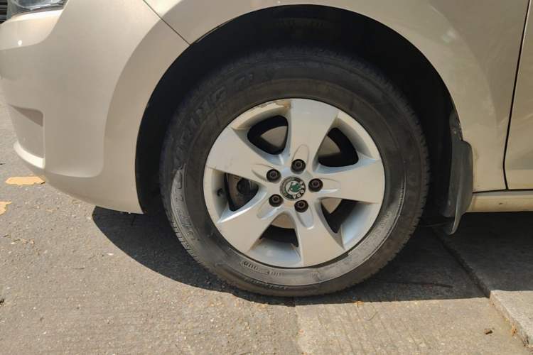 Used Skoda Rapid 2015 1.6L Manual Le Xuan Model Left Front Wheel Hub
