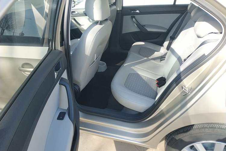 Used Skoda Rapid 2015 1.6L Automatic Smart Selection Model Left Rear Seat