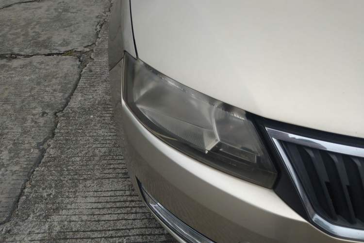 Used Skoda Rapid 2015 1.6L Automatic Smart Selection Model Right Front Headlight
