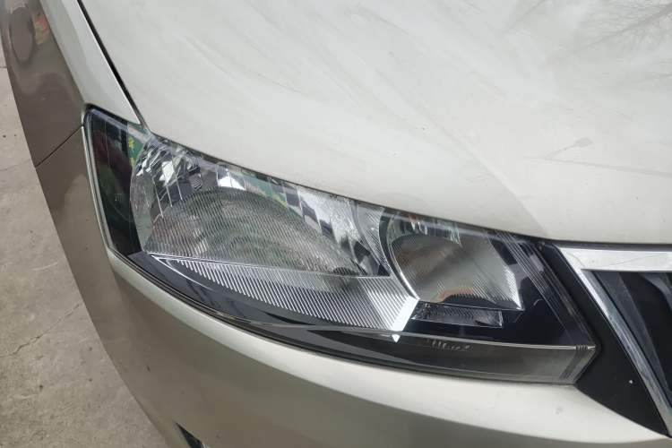 Used Skoda Rapid 2015 1.6L Manual Smart Selection Model Right Front Headlight