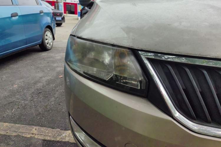 Used Skoda Rapid 2015 1.6L Automatic Smart Selection Model Right Front Headlight