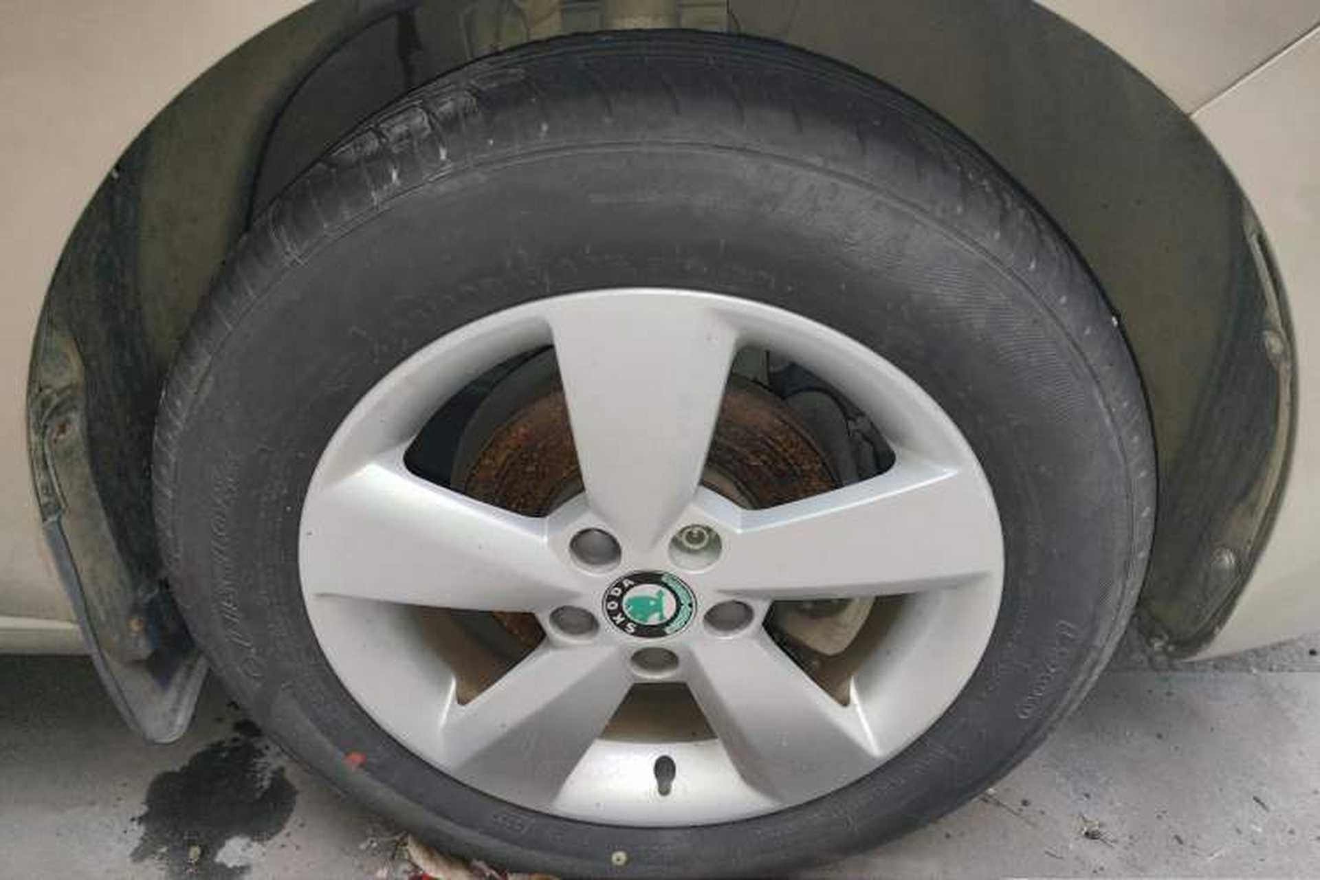 Used Skoda Rapid 2015 1.6L Automatic Smart Selection Model Right Front Wheel Hub