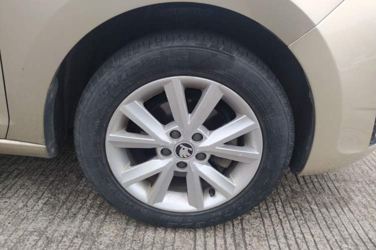 Used Skoda Rapid 2015 1.6L Automatic Smart Selection Model Right Front Wheel Hub