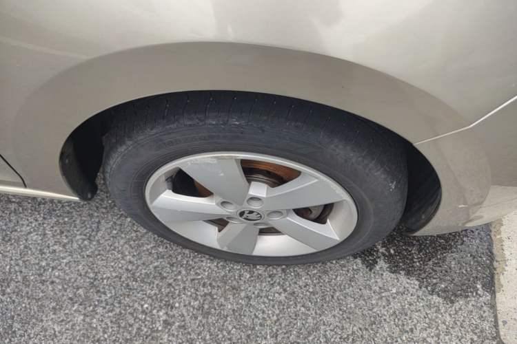 Used Skoda Rapid 2015 1.6L Automatic Smart Selection Model Right Front Wheel Hub