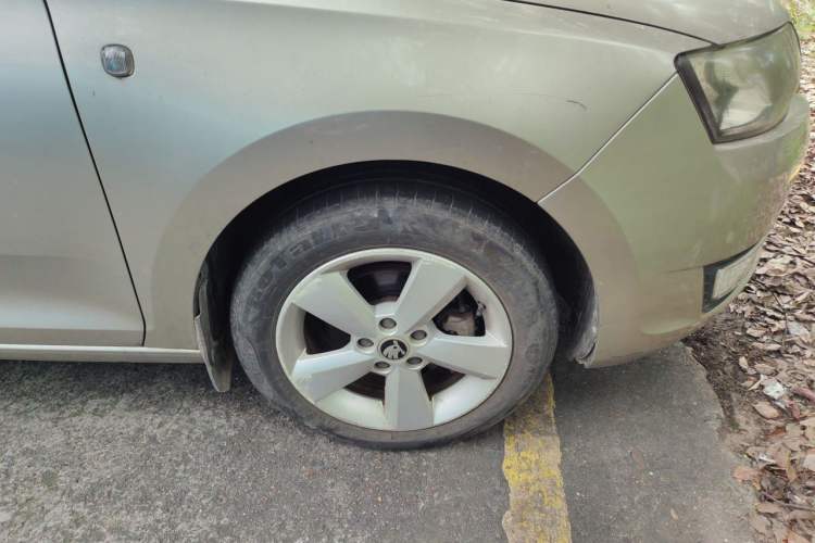 Used Skoda Rapid 2015 1.6L Automatic Smart Selection Model Right Front Wheel Hub