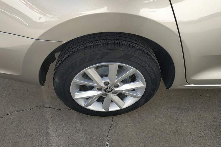Used Skoda Rapid 2015 1.6L Automatic Smart Selection Model Right Rear Wheel Hub