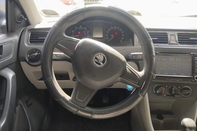 Used Skoda Rapid 2015 1.6L Manual Le Xuan Model Steering Wheel