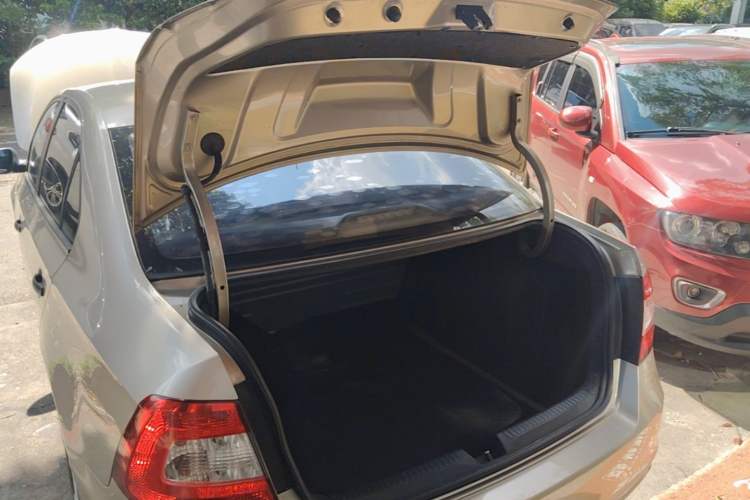 Used Skoda Rapid 2015 1.6L Manual Le Xuan Model Trunk