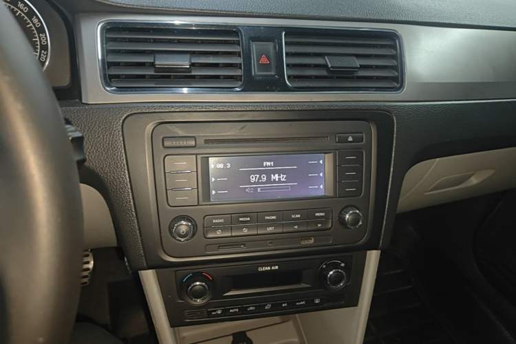 Used Skoda Rapid 2016 1.6L Automatic Zunxing Edition Audio And AC Panel