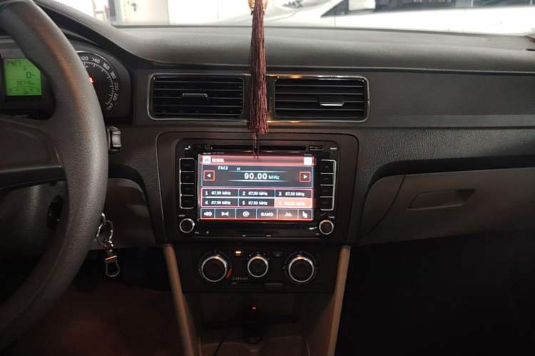 Used Skoda Rapid 2016 1.6L Manual Trend Edition Audio And AC Panel