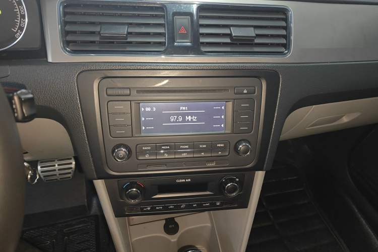 Used Skoda Rapid 2016 1.6L Automatic Zunxing Edition Audio And AC Panel