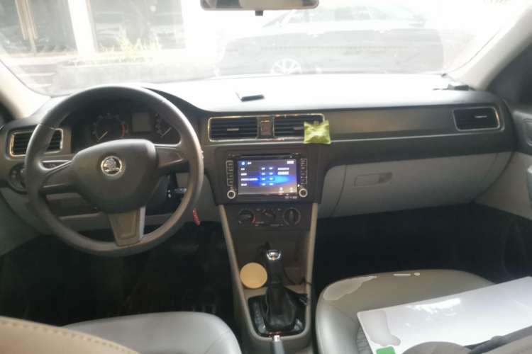 Used Skoda Rapid 2016 1.6L Automatic Chuanxing Edition Center Console