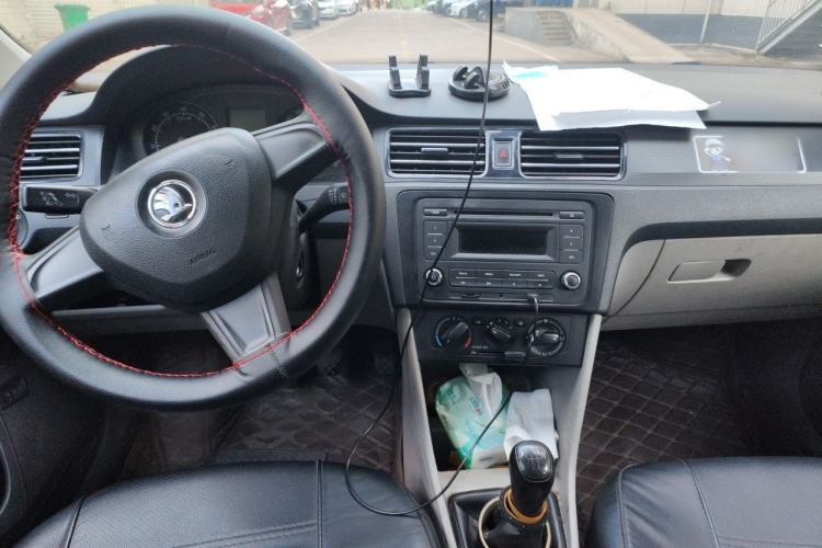 Used Skoda Rapid 2016 1.4L Manual Front-Wheel Drive Model Center Console