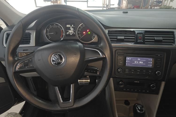 Used Skoda Rapid 2016 1.6L Automatic Zunxing Edition Center Console