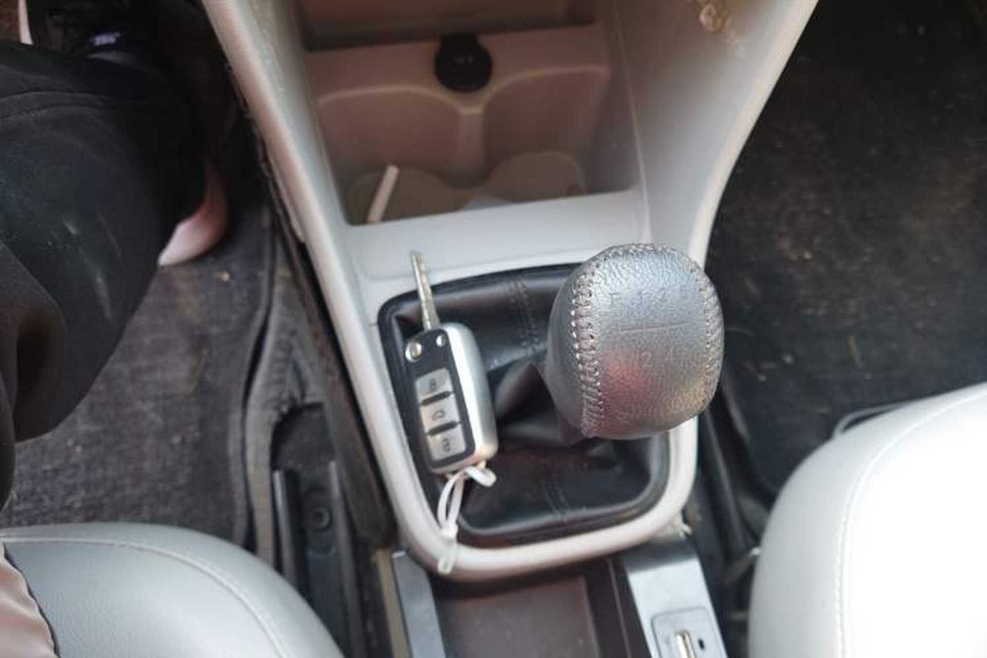 Used Skoda Rapid 2016 1.6L Manual Trend Edition Gear Lever