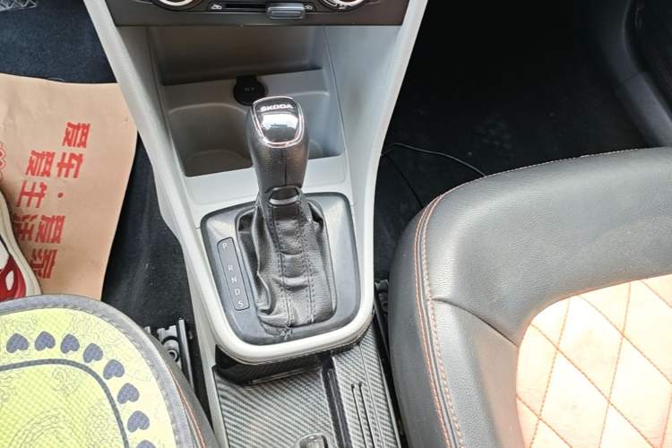 Used Skoda Rapid 2016 1.6L Automatic Front-Wheel Drive Model Gear Lever