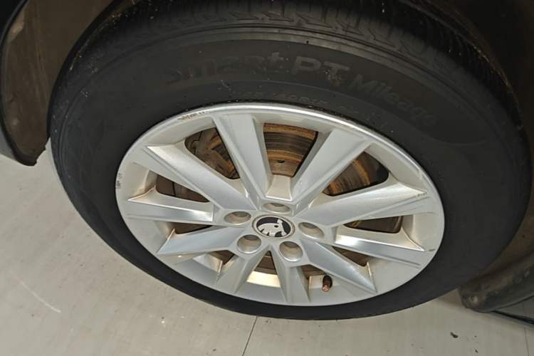 Used Skoda Rapid 2016 1.6L Automatic Zunxing Edition Left Front Wheel Hub