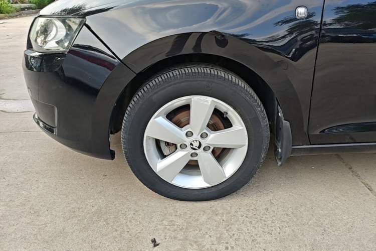 Used Skoda Rapid 2016 1.6L Automatic Front-Wheel Drive Model Left Front Wheel Hub