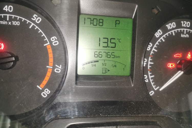 Used Skoda Rapid 2016 1.6L Automatic Chuanxing Edition Odometer Close Up
