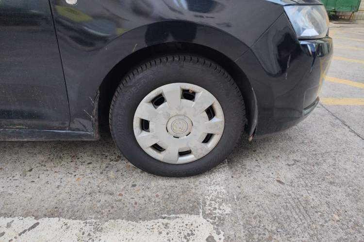 Used Skoda Rapid 2016 1.4L Manual Front-Wheel Drive Model Right Front Wheel Hub