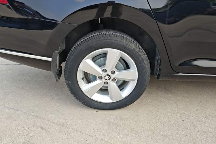 Used Skoda Rapid 2016 1.6L Automatic Front-Wheel Drive Model Right Rear Wheel Hub