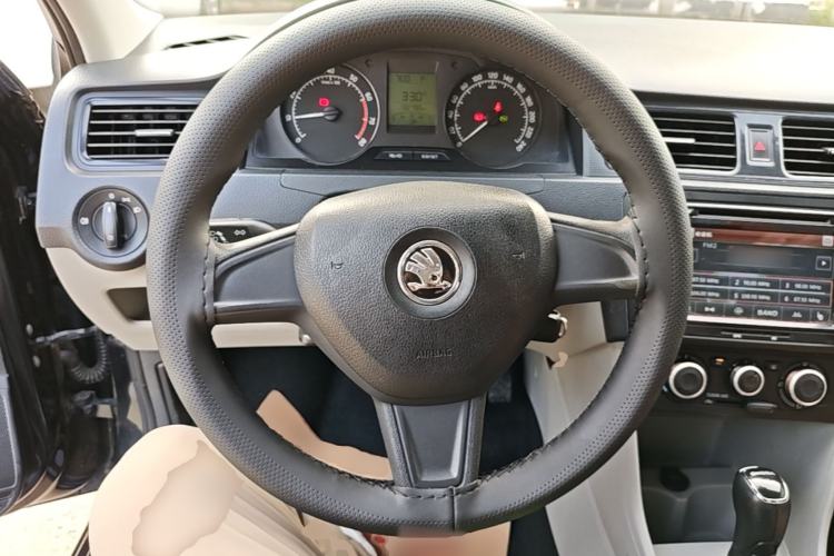 Used Skoda Rapid 2016 1.6L Automatic Front-Wheel Drive Model Steering Wheel