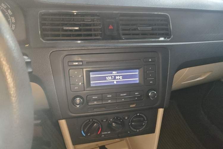 Used Skoda Rapid 2016 1.6L Automatic Chuanxing Edition Audio And AC Panel