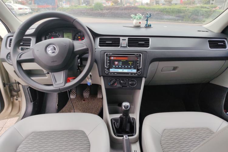 Used Skoda Rapid 2016 1.6L Manual Trend Edition Center Console