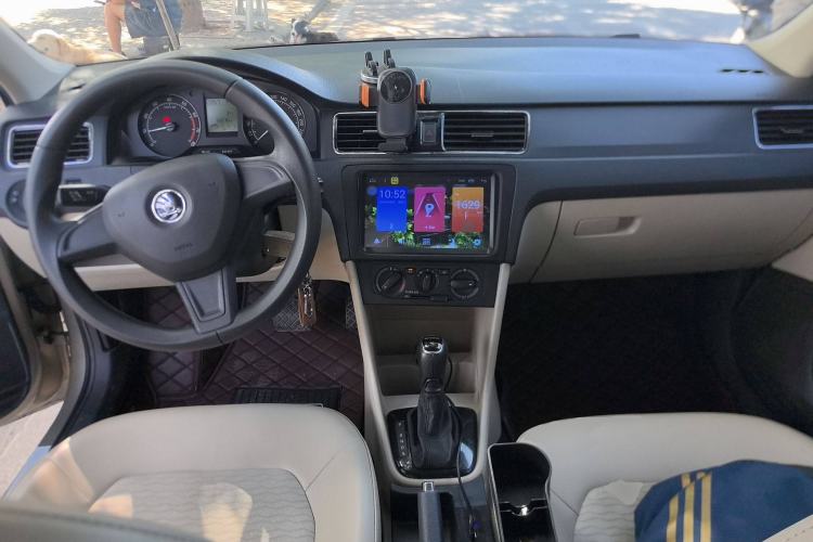Used Skoda Rapid 2016 1.6L Automatic Chuanxing Edition Center Console
