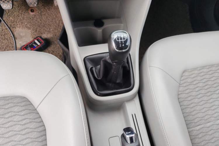 Used Skoda Rapid 2016 1.6L Manual Trend Edition Gear Lever