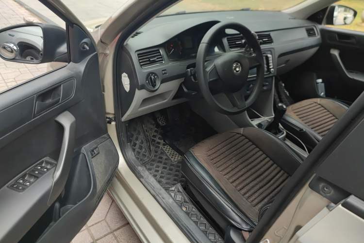 Used Skoda Rapid 2016 1.4L Manual Front-Wheel Drive Model Interior 3