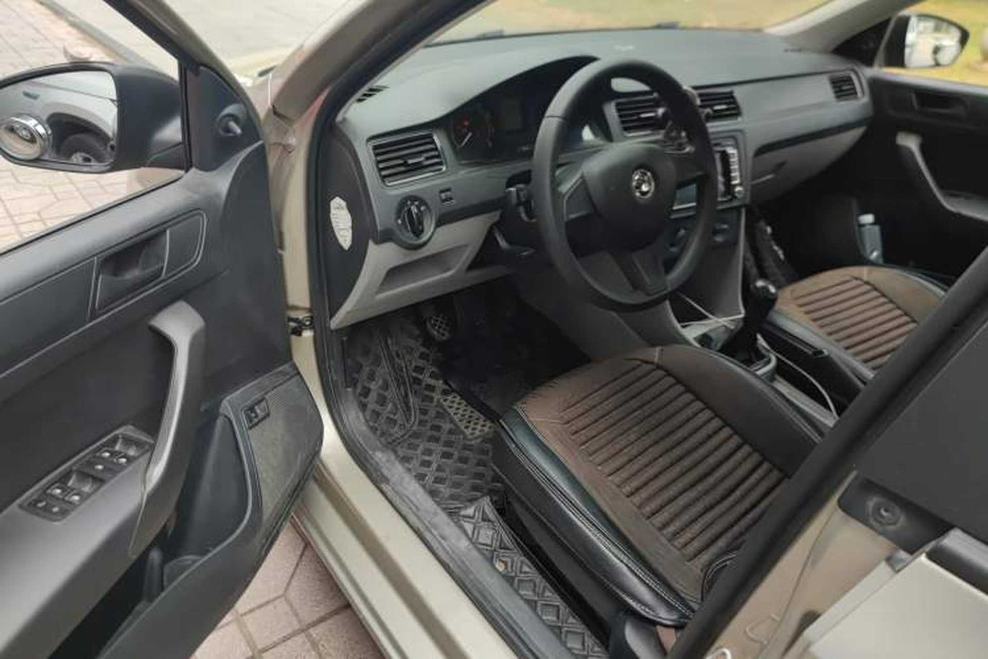 Used Skoda Rapid 2016 1.4L Manual Front-Wheel Drive Model Interior 3