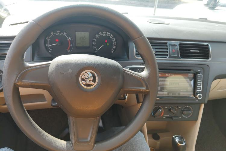 Used Skoda Rapid 2016 1.6L Automatic Chuanxing Edition Center Console