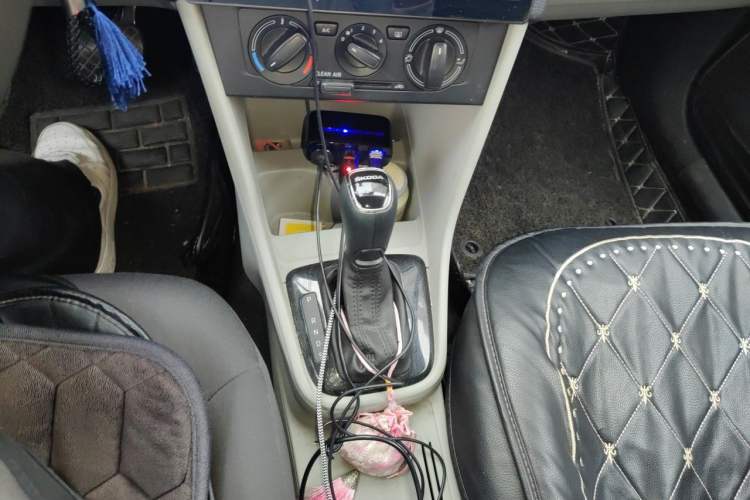 Used Skoda Rapid 2016 1.6L Automatic Front-Wheel Drive Model Gear Lever